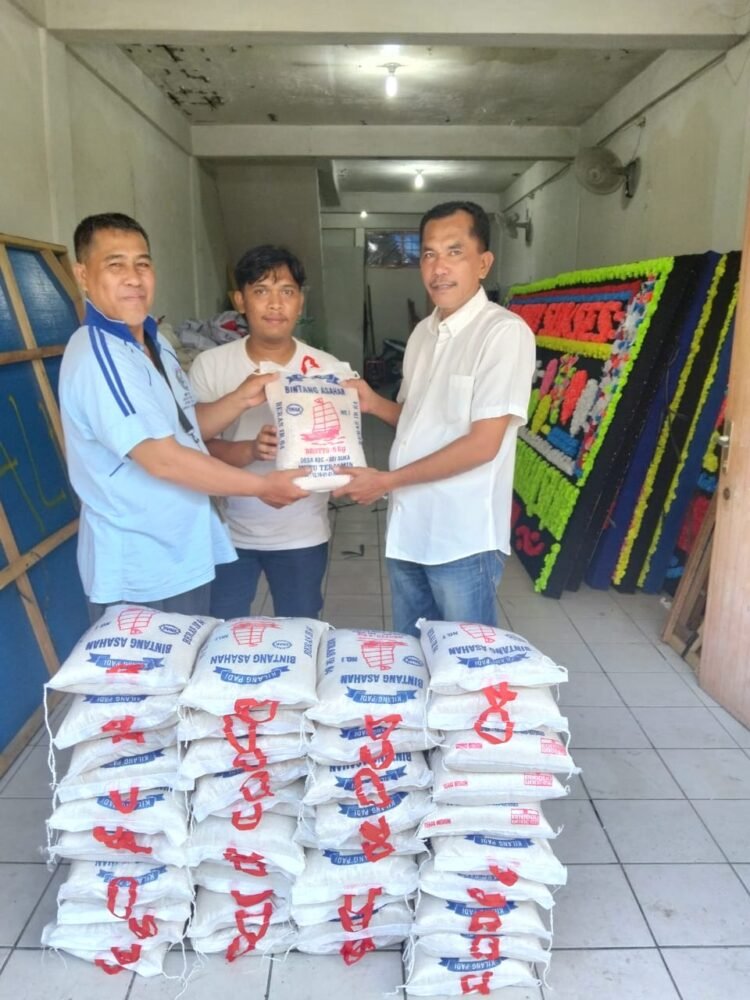 Tim Relawan Palito dan Tim Rumah Aspirasi Maruli Siahaan Menyalurkan Bantuan Sosial