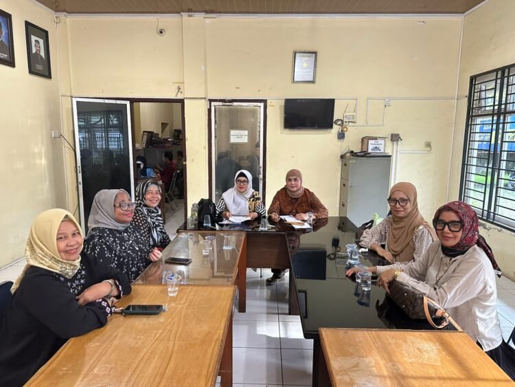 Peringati Hari Ibu, IKWI PWI Sumut Gelar Workshop Rangkai Bunga dan Lomba Karaoke