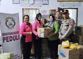 Polsek Pancur Batu dan Bhayangkari Salurkan Bantuan untuk Korban Banjir di Simalingkar