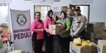 Polsek Pancur Batu dan Bhayangkari Salurkan Bantuan untuk Korban Banjir di Simalingkar