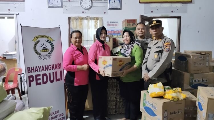 Polsek Pancur Batu dan Bhayangkari Salurkan Bantuan untuk Korban Banjir di Simalingkar