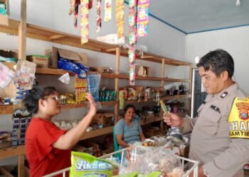 Bhabinkamtibmas Polsek Sosa Patroli Sambangi Warga Desa Binaan