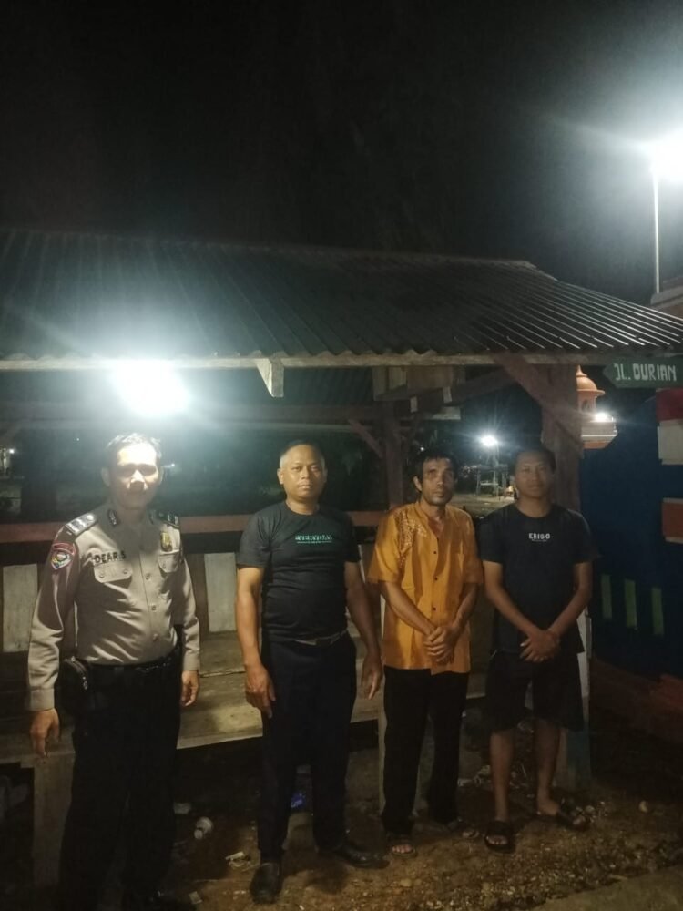 Bhabinkambtimas Patroli Malam Pengecekan Pos Kamling