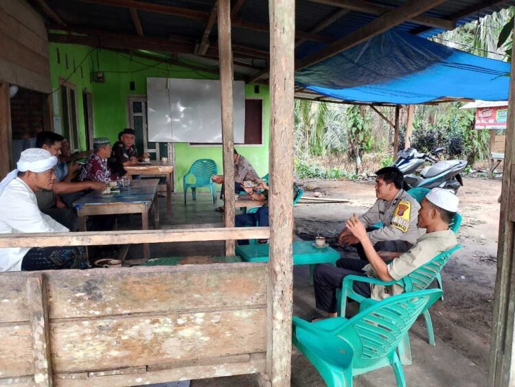 Bhabinkamtibmas Polsek Sosa Patroli dan Tinjau Pembentukan Pos Kamling