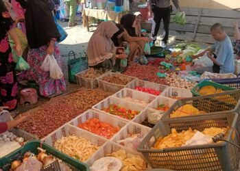 Bhabimkamtibmas Polsubsektor Hutarajatinggi Polsek Sosa Gelar Patroli di Pasar Tumpah