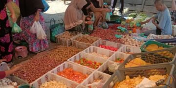 Bhabimkamtibmas Polsubsektor Hutarajatinggi Polsek Sosa Gelar Patroli di Pasar Tumpah