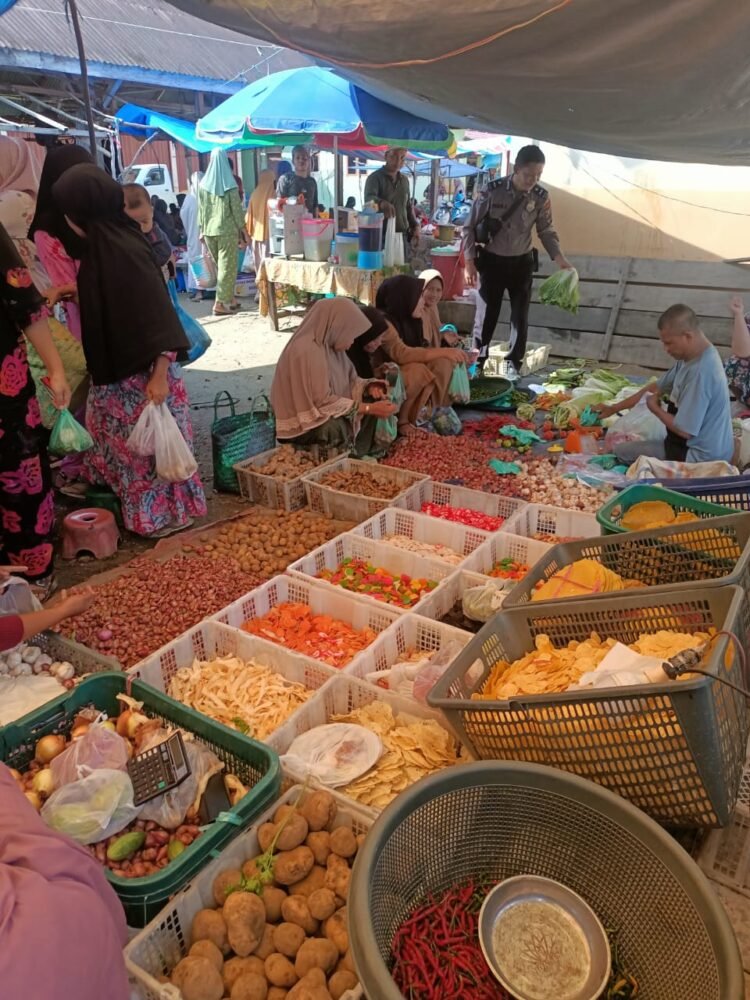 Bhabimkamtibmas Polsubsektor Hutarajatinggi Polsek Sosa Gelar Patroli di Pasar Tumpah