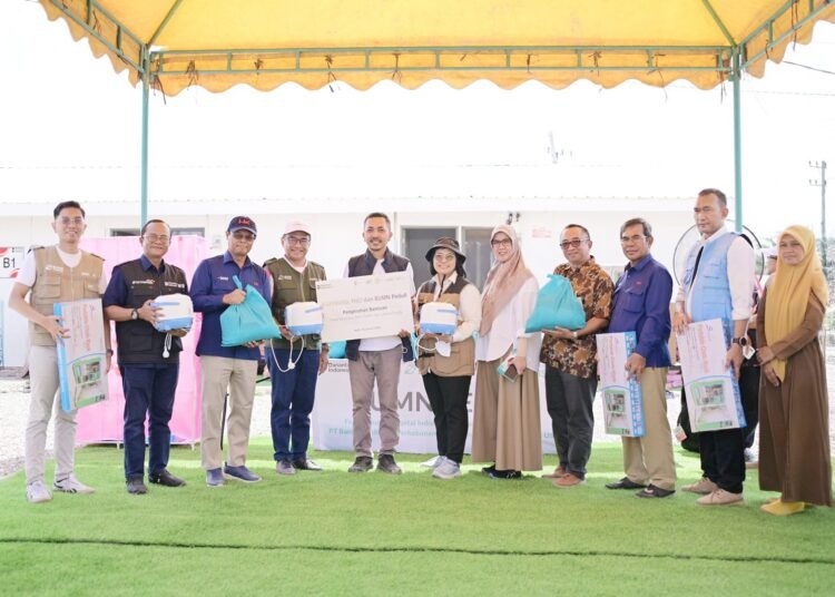 Danantara, FHCI dan Alumni FE USU Berikan 600 Paket Logistik kepada Penghuni Huntara Aceh