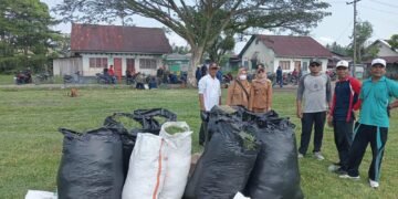 Sinergi, PT Indonesia Power UBP Pangkalan Susu Bersama Pihak Kecamatan, Forkopimda Bersihkan Lapangan Sepak Bola Ketapa Negri Aru