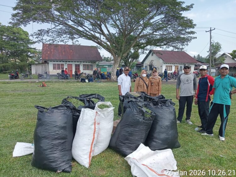 Sinergi, PT Indonesia Power UBP Pangkalan Susu Bersama Pihak Kecamatan, Forkopimda Bersihkan Lapangan Sepak Bola Ketapa Negri Aru