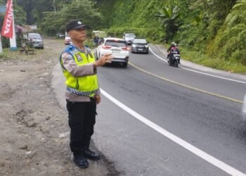 Personel Pos Pam Sembahe Polsek Pancur Batu Laksanakan Pengaturan Lalu Lintas dalam Ops Lilin Toba 2025