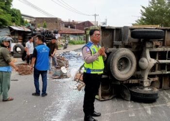Dua Orang Alami Luka Akibat Truk Muatan Kaca Terbalik di Helvetia