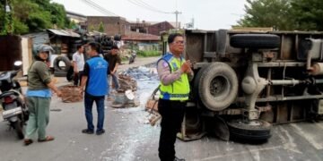 Dua Orang Alami Luka Akibat Truk Muatan Kaca Terbalik di Helvetia