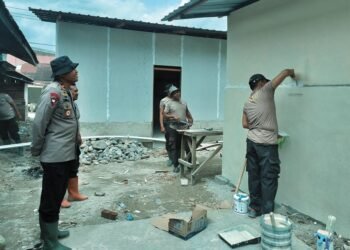 Brimob Polda Sumut Bangun MCK untuk Warga Terdampak Banjir di Tolang Julu