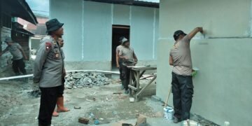 Brimob Polda Sumut Bangun MCK untuk Warga Terdampak Banjir di Tolang Julu