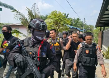 Brimob Polda Sumut dan BNN Gerebek Kampung Narkoba di Percut Sei Tuan