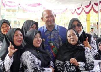 Bupati Langkat Salurkan Donasi PGRI untuk GTK Terdampak Banjir di Tanjung Pura