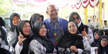 Bupati Langkat Salurkan Donasi PGRI untuk GTK Terdampak Banjir di Tanjung Pura