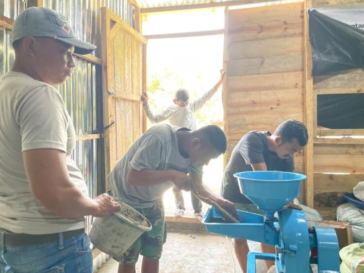 Dukung Ekonomi Hijau, Pelindo Regional 1 Serahkan Alat Pembuatan Briket kepada Kelompok Marsada Tani