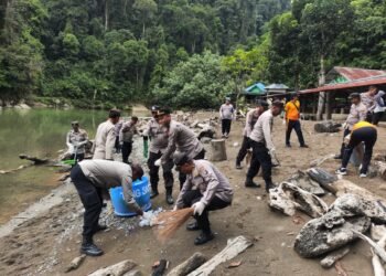 Polsek Padang Tualang Gotong Royong Bersihkan Ekowisata Tangkahan, Warga Apresiasi Kepedulian Polri