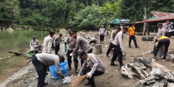 Polsek Padang Tualang Gotong Royong Bersihkan Ekowisata Tangkahan, Warga Apresiasi Kepedulian Polri