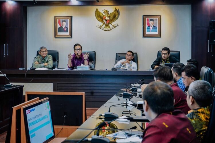 Rico Waas Dorong Digitalisasi, Layanan Ambulans Terintegrasi, Pengurusan KK dan KTP di Kelurahan