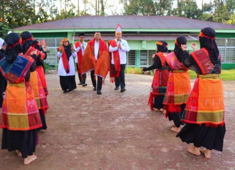 Tortor Sambut Kedatangan Kabid Penmad Kanwil Kemenag Sumut di MAN Taput