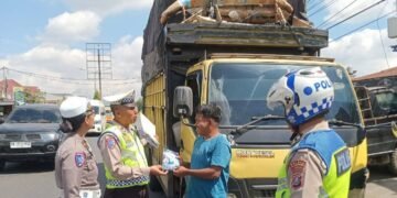 Satlantas Polres Tanah Karo Tindak Angkutan Umum Angkut Penumpang di Atas Kap