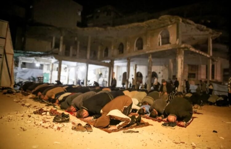 Ulah Zionis Israel, Warga Gaza Salat Tarawih di Reruntuhan Masjid
