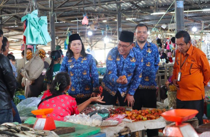 Sekda Pakpak Bharat Kunjungi Pasar Tradisional Upaya Mendukung Sensus Ekonomi 2026