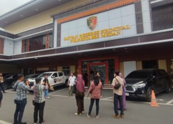 Tiga Hari Tak Diizinkan Menjenguk, Keluarga Tersangka Dugaan Penganiayaan Datangi Polrestabes Medan