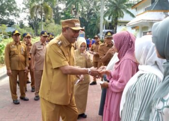 Syah Afandin Ajak ASN Fokus 30 Desa Wisata, Serahkan Santunan dan Damkar di Apel Gabungan