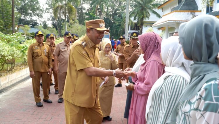 Syah Afandin Ajak ASN Fokus 30 Desa Wisata, Serahkan Santunan dan Damkar di Apel Gabungan