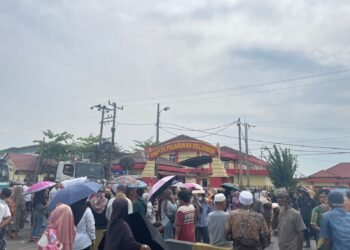 Warga Bagan Deli Geruduk Polres Pelabuhan Belawan, Tuntut Pelaku Tawuran Ditangkap