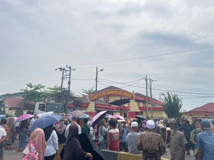 Warga Bagan Deli Geruduk Polres Pelabuhan Belawan, Tuntut Pelaku Tawuran Ditangkap