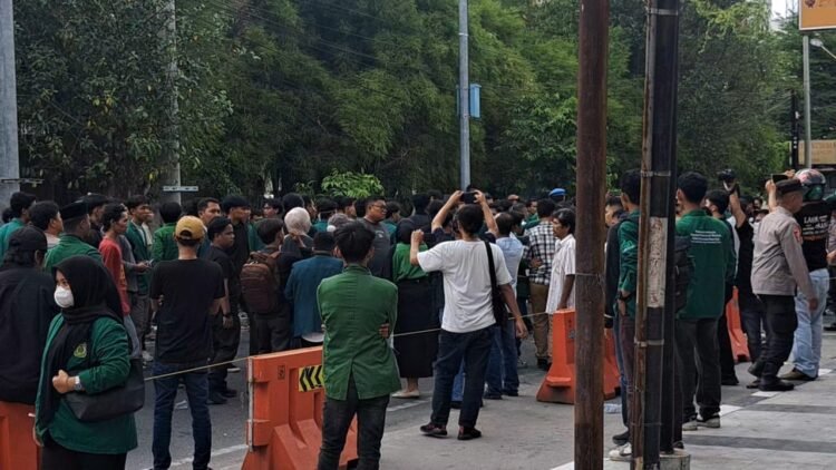 Unjukrasa Ricuh di Mapolrestabes Medan, Dua Diamankan