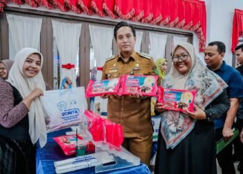 Perluas Pasar UMKM Medan, Rico Waas Serahkan Sertifikasi Halal pada 100 UMKM