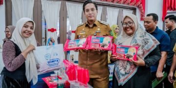 Perluas Pasar UMKM Medan, Rico Waas Serahkan Sertifikasi Halal pada 100 UMKM