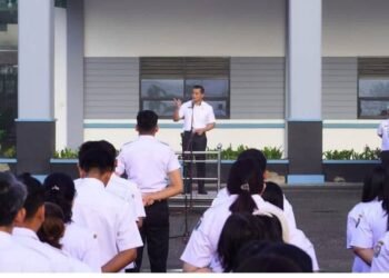 Sekda Karo Pimpin Apel Gabungan, Tegaskan Disiplin ASN Pasca Libur Panjang