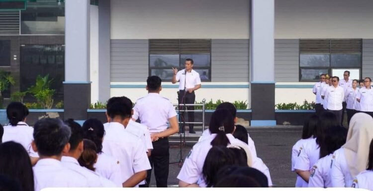 Sekda Karo Pimpin Apel Gabungan, Tegaskan Disiplin ASN Pasca Libur Panjang