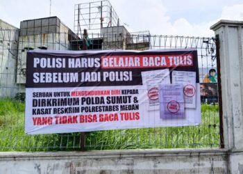 Spanduk Sindir Polisi Hebohkan Pengendara di Bundaran Majestik Medan