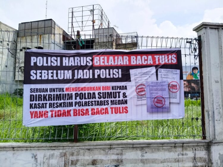 Spanduk Sindir Polisi Hebohkan Pengendara di Bundaran Majestik Medan