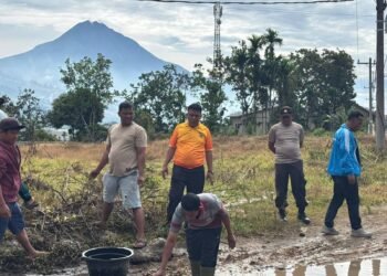 Polsek Kutabuluh Bersama Forkopimcam Gelar Gotong Royong di Desa Si Abang Abang