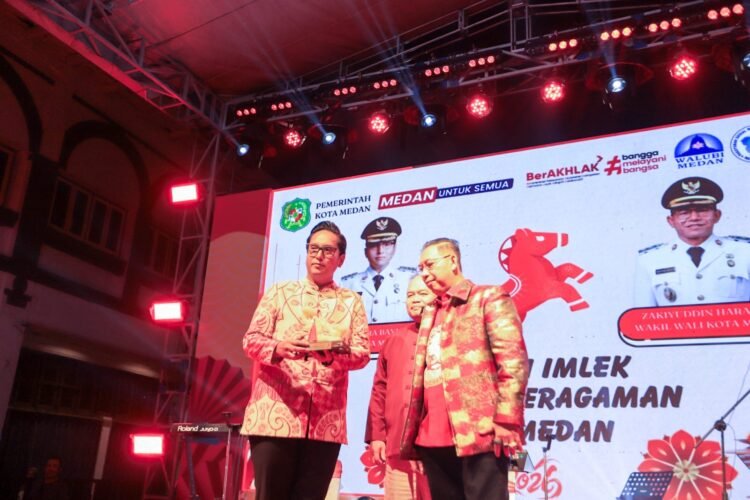 Usai Tarawih, Ribuan Warga Medan Larut dalam Kemeriahan Imlek, Rico Waas : Kekuatan Medan Terletak Pada Kemajemukan Warganya