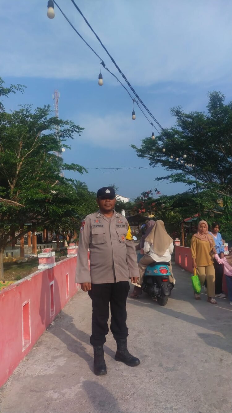 Objek Wisata Ramai Dikunjungi, Bhabinkamtibmas Lakukan Patroli dan Tatap Muka Dengan Masyarakat