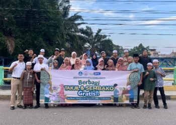 SMP Amalia Medan Bagikan 200 Paket Takjil dan Sembako ke Masyarakat 