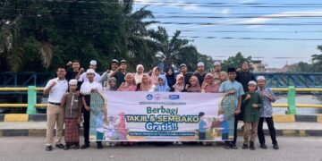 SMP Amalia Medan Bagikan 200 Paket Takjil dan Sembako ke Masyarakat 