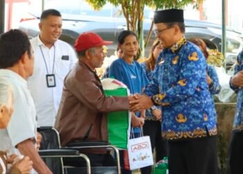 Sekda Pakpak Bharat Menyerahkan Bantuan Antensi bagi Penyandang Disabilitas dan Lansia