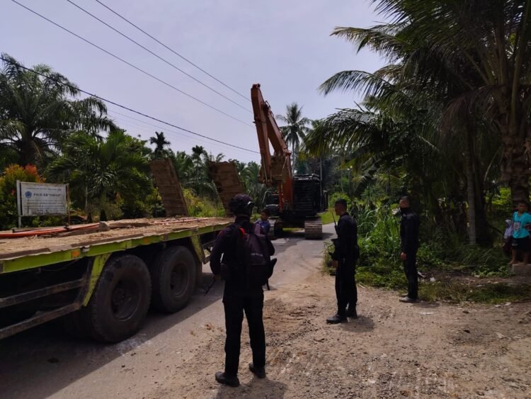 Dikawal Brimob, Ekskavator Tambang Emas Ilegal Dievakuasi ke Batalyon C Sipirok