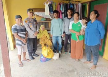 Polsek Tanah Jawa Pulangkan Nenek Pikun yang Terlantar ke Keluarganya di Tebing Tinggi